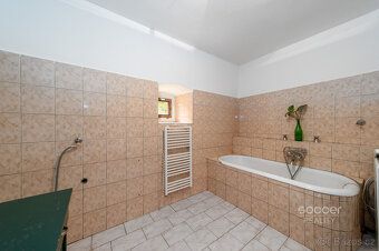 Prodej rodinného domu 2+1 s uzavřeným dvorem v klidné obci M
