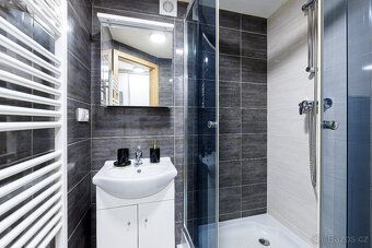 Byt 1+kk (č. 9) o ploše 20m² je v zrekonstruované a vybavené