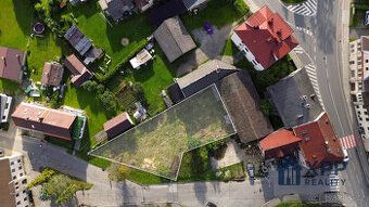 Pozemek je k zástavbě RD i dvě podlaží, možno začít stavět i