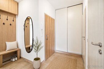 Moderní 3+kk s klimatizací, parkováním s balkónem i lodžií v
