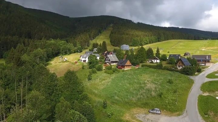 🏔️ Exkluzivní stavební pozemek u sjezdovky v vedle areálu Kr