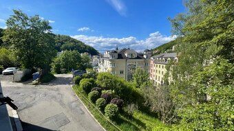 📍 Lokalita: Vyšehradská ulice, Karlovy Vary 🏠 Dispozice: 2+k