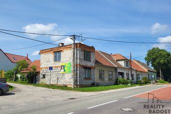 Rodinný dům 2+1 s přístavbou, hospodářskou budovou a uzavřen