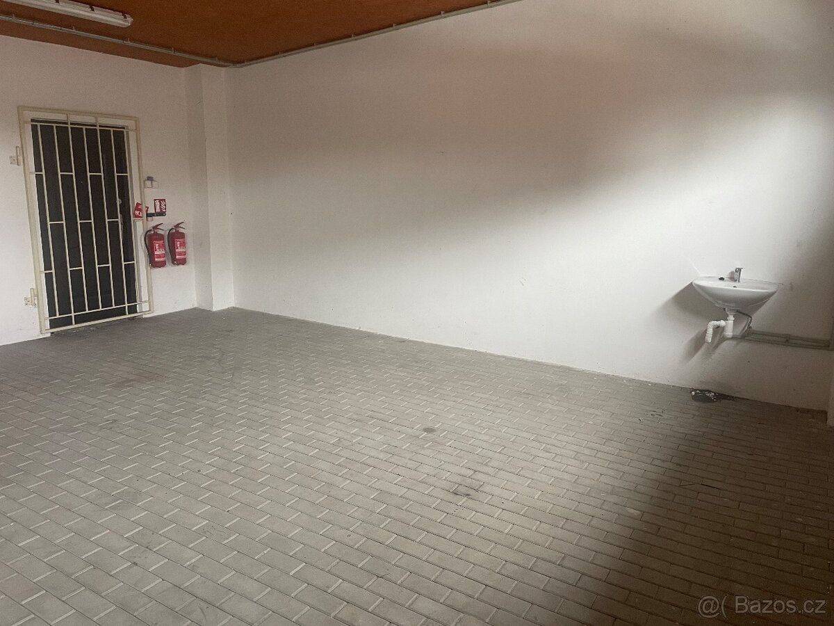 Pronajmu zděnou a zateplenou halu 175m2 v oploceném areálu A