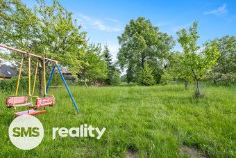 Rozlehlý dům s dispozicí 9+2 a pozemkem 1352 m2 je umístěný 