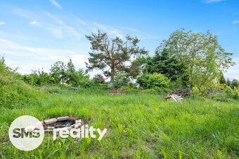 Rozlehlý dům s dispozicí 9+2 a pozemkem 1352 m2 je umístěný 