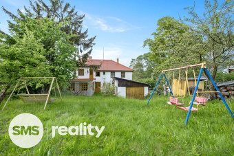 Rozlehlý dům s dispozicí 9+2 a pozemkem 1352 m2 je umístěný 