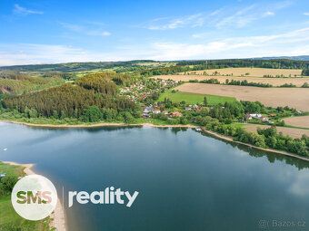 Rozlehlý dům s dispozicí 9+2 a pozemkem 1352 m2 je umístěný 