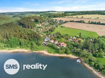 Rozlehlý dům s dispozicí 9+2 a pozemkem 1352 m2 je umístěný 