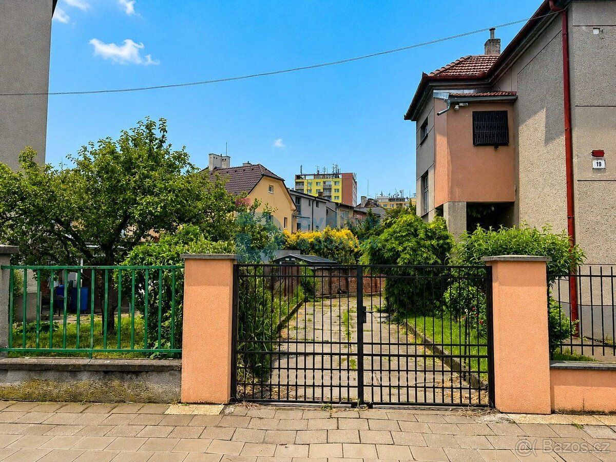 Nabízíme k prodeji prostornou garáž v osobním vlastnictví o 
