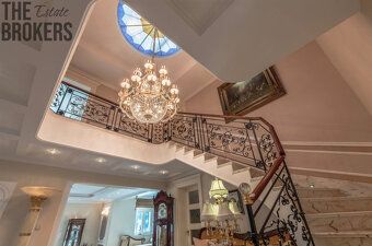 Luxusní vila v Dolních Měcholupech
Představujeme Vám jedineč