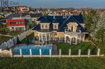 Luxusní vila v Dolních Měcholupech
Představujeme Vám jedineč