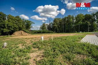 Nabízíme k prodeji stavební pozemek o výměře 1211 m² v klidn