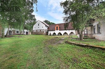 Nabízíme Vám jedinečný rozlehlý areál v malebné části obce Z