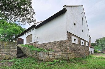 Nabízíme Vám jedinečný rozlehlý areál v malebné části obce Z