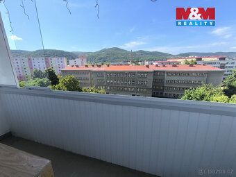 Dnes tu pro vás máme byt o dispozici 3+1 se zasklenou lodžií