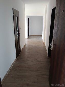 Ve výhradním zastoupení nabízíme k pronájmu byt 3+1 2.NP, o 
