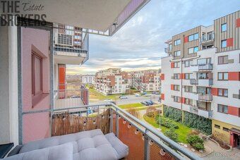 Nabízíme k pronájmu moderní byt o dispozici 2+kk a velikosti