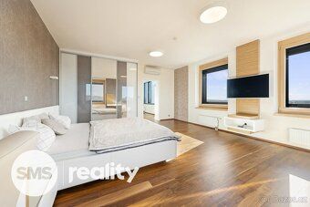 Tento exkluzivní 2-podlažní apartmán s wellness zónou nabízí