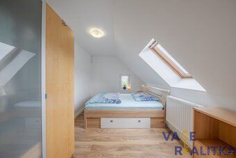 Dům se dvěma samostatnými bytovými jednotkami, dvěma garážem