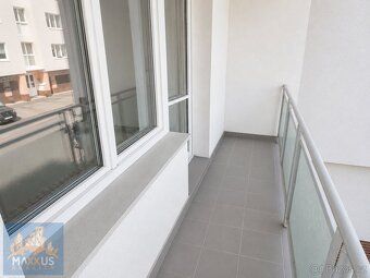Nabízíme k pronájmu prostorný byt o dispozici 3+1 a podlahov