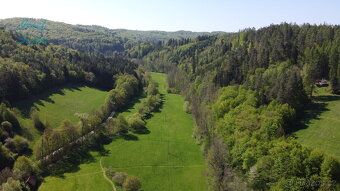 Hledáte rodinný dům nebo chalupu takřka na samotě, který se 