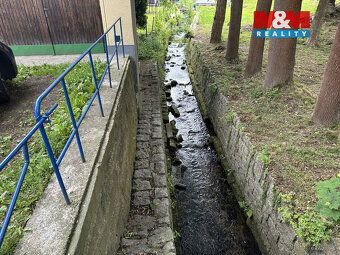 Zděná garáž o vnitřní ploše cca 20 m². Celková výměra pozemk