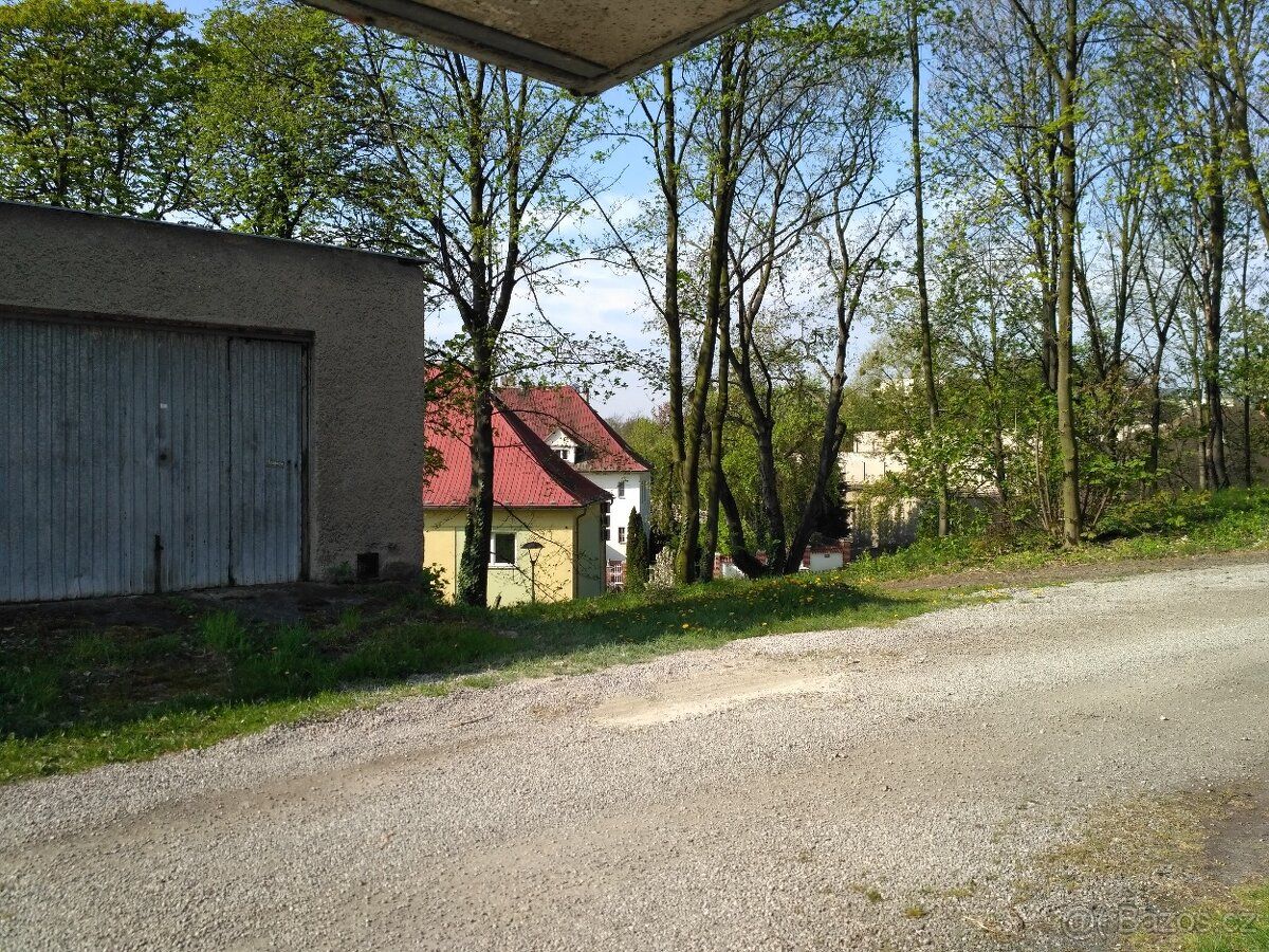 Pronajmu pěknou garáž v luxusní lokalitě, velmi dobré místo 