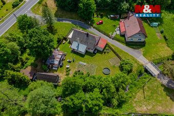 Nabízíme k prodeji starší rodinný dům 4+1 umístěný na kraji 