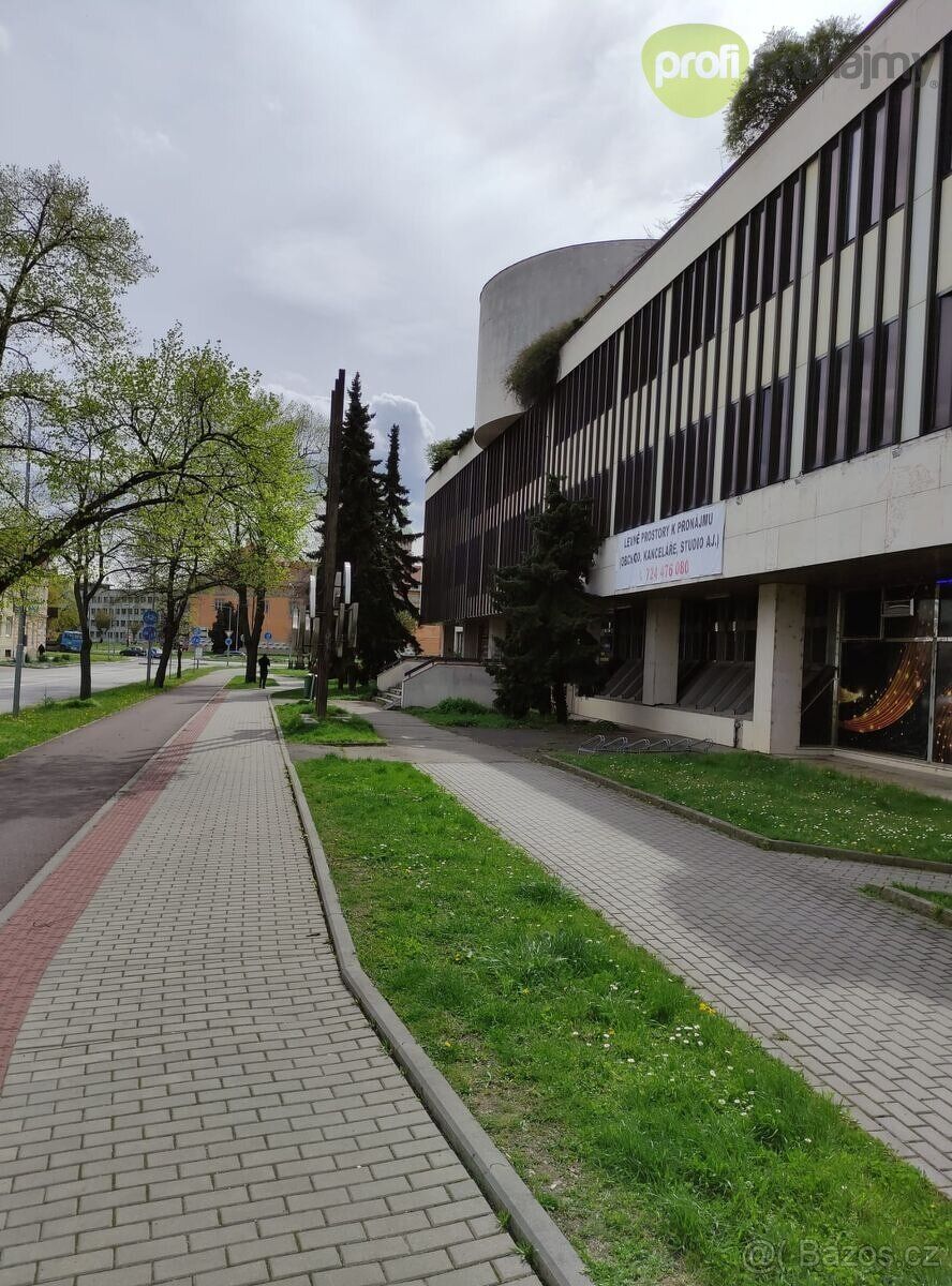 Nabízíme k pronájmu 8 kanceláří v administrativní budově na 