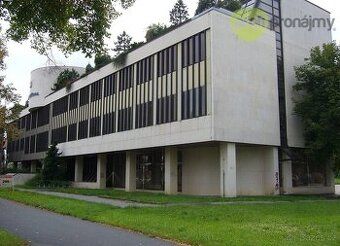 Nabízíme k pronájmu 8 kanceláří v administrativní budově na 