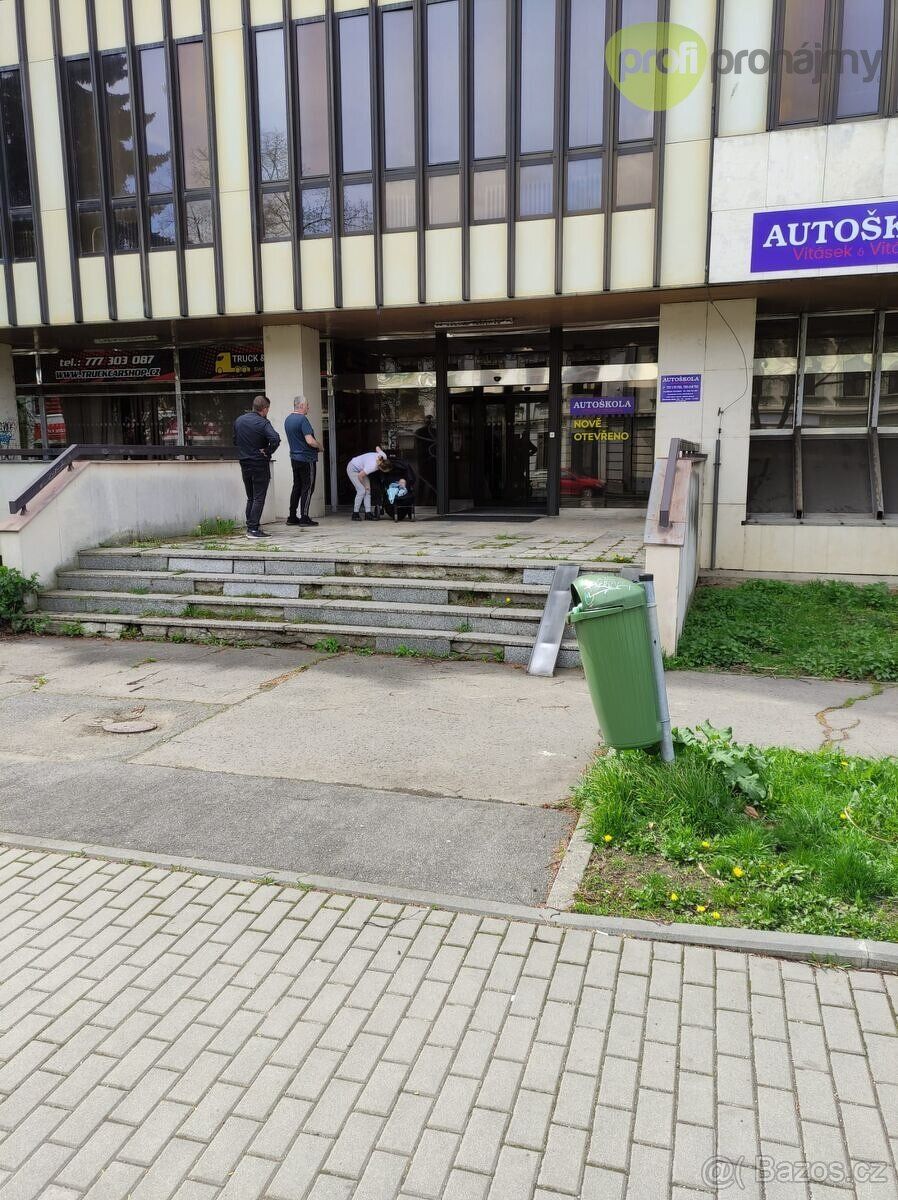 Nabízíme k pronájmu 8 kanceláří v administrativní budově na 