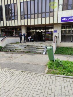 Nabízíme k pronájmu 8 kanceláří v administrativní budově na 