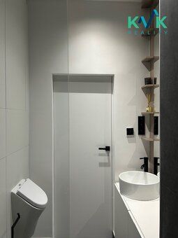 Nabízíme k prodeji světlý a designově zrekonstruovaný byt 2+