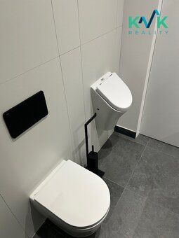 Nabízíme k prodeji světlý a designově zrekonstruovaný byt 2+