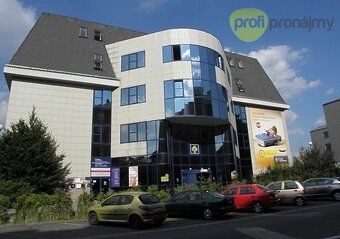 Nabízíme k pronájmu obchodní prostory v přízemí budovy o roz