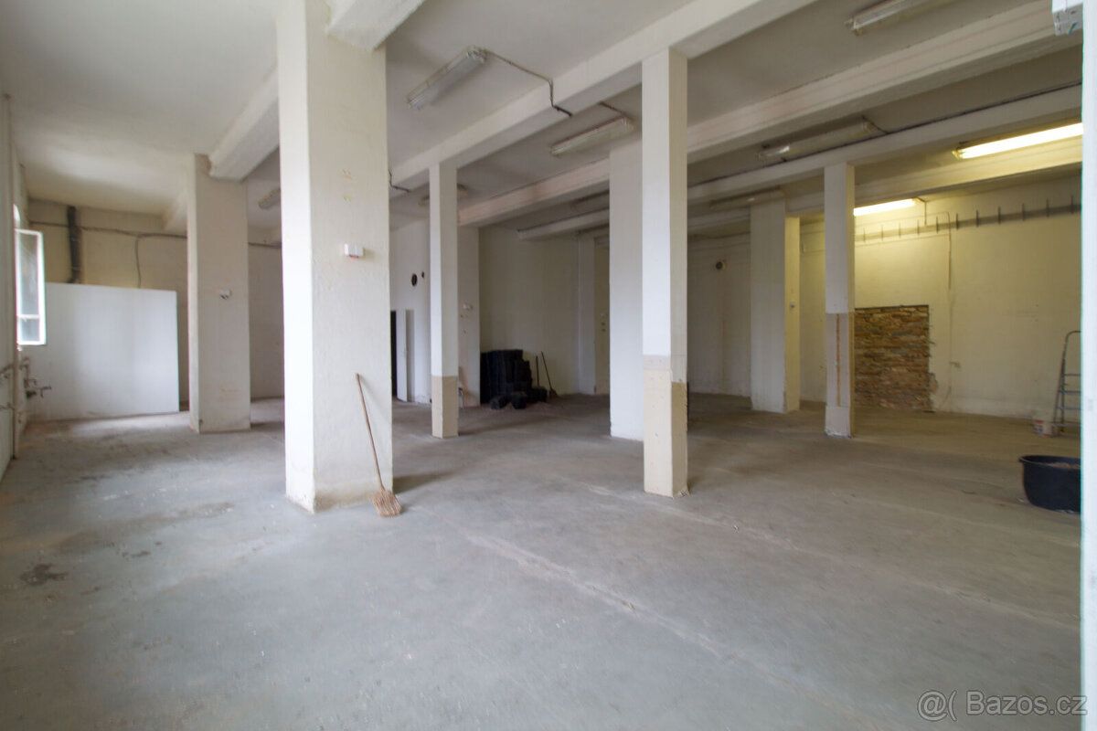 Na pronájem sklad o ploše 140 m² v Tovární ulici v Chodově. 