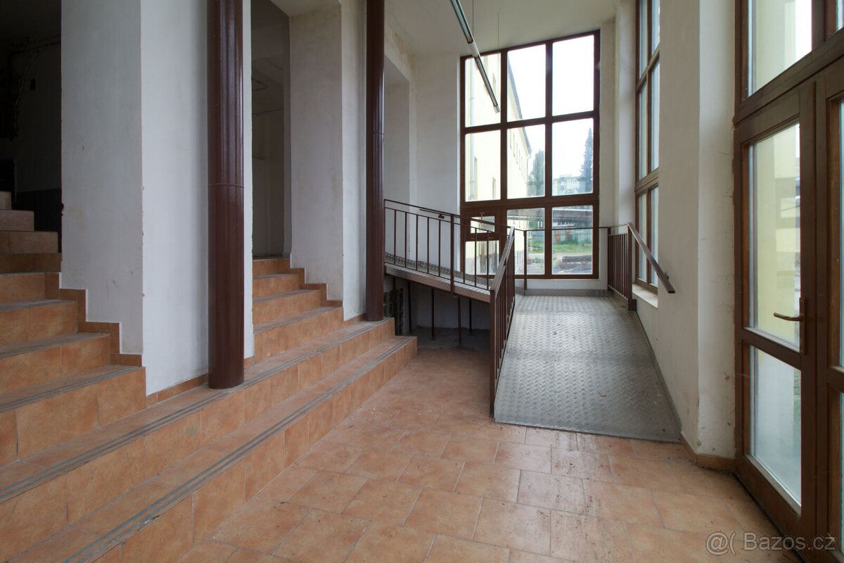 Na pronájem sklad o ploše 140 m² v Tovární ulici v Chodově. 