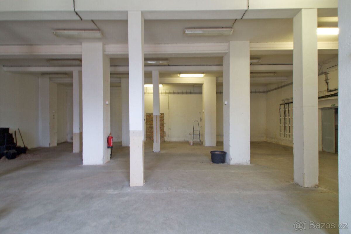 Na pronájem sklad o ploše 140 m² v Tovární ulici v Chodově. 