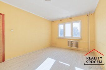 Hledáte prostorný byt s velkou zasklenou lodžií?
Nabízíme Vá