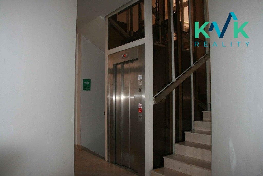 Nabízíme k dlouhodobému pronájmu kanceláře - 2 propojené mís