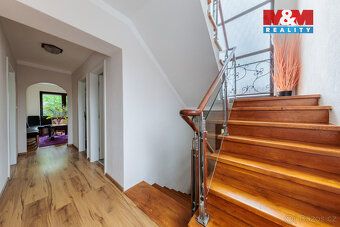 Elegantní dům ve vilové čtvrti Háje, si vás získá nejen svou