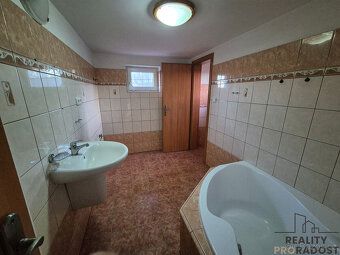 Exluzivní pronájem bytu 2+1 v Návsí o výměře cca 75 m2. Náje