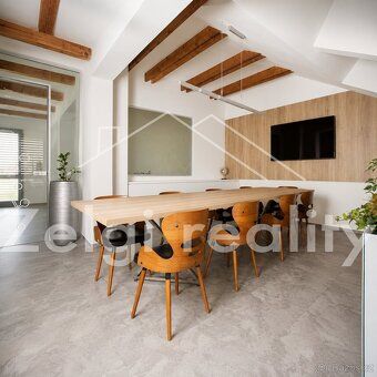 Nabízíme k pronájmu moderní rohovou kancelář o výměře 19 m²,
