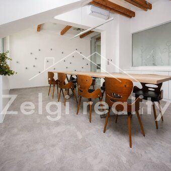 Nabízíme k pronájmu moderní rohovou kancelář o výměře 19 m²,