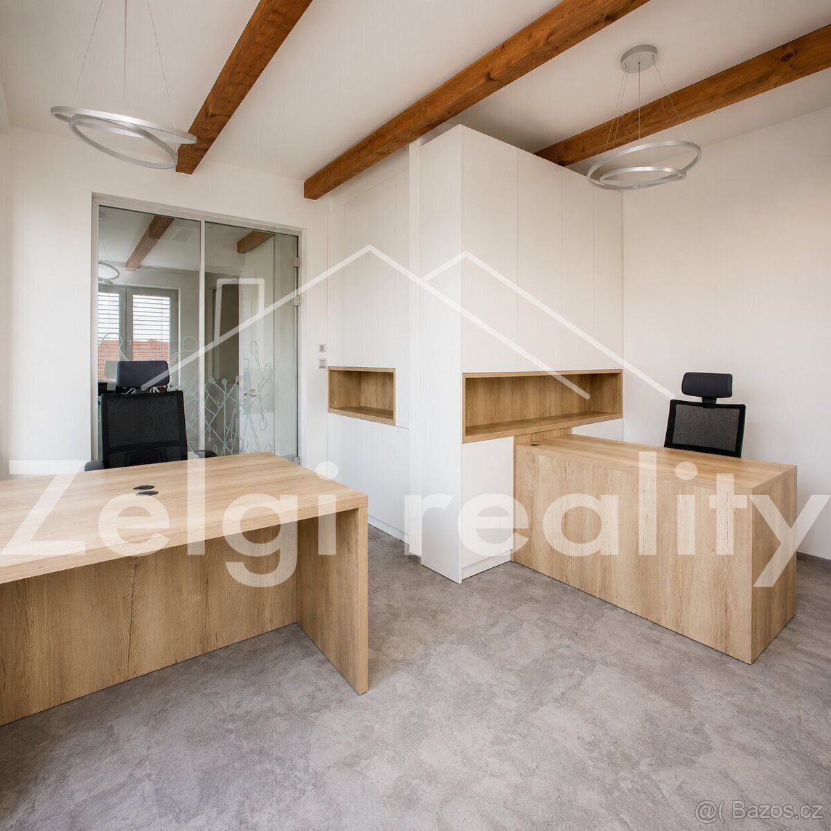Nabízíme k pronájmu moderní rohovou kancelář o výměře 19 m²,
