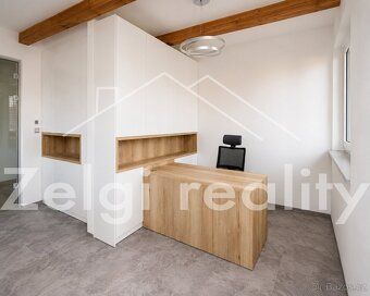 Nabízíme k pronájmu moderní rohovou kancelář o výměře 19 m²,
