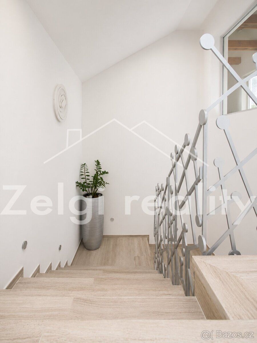 Nabízíme k pronájmu moderní rohovou kancelář o výměře 19 m²,