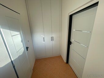 Nabízím k pronájmu světlý byt 1+kk o velikosti 34 m² v Praze