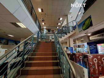 Ve výhradním zastoupení nabízíme pronájem obchodních prostor